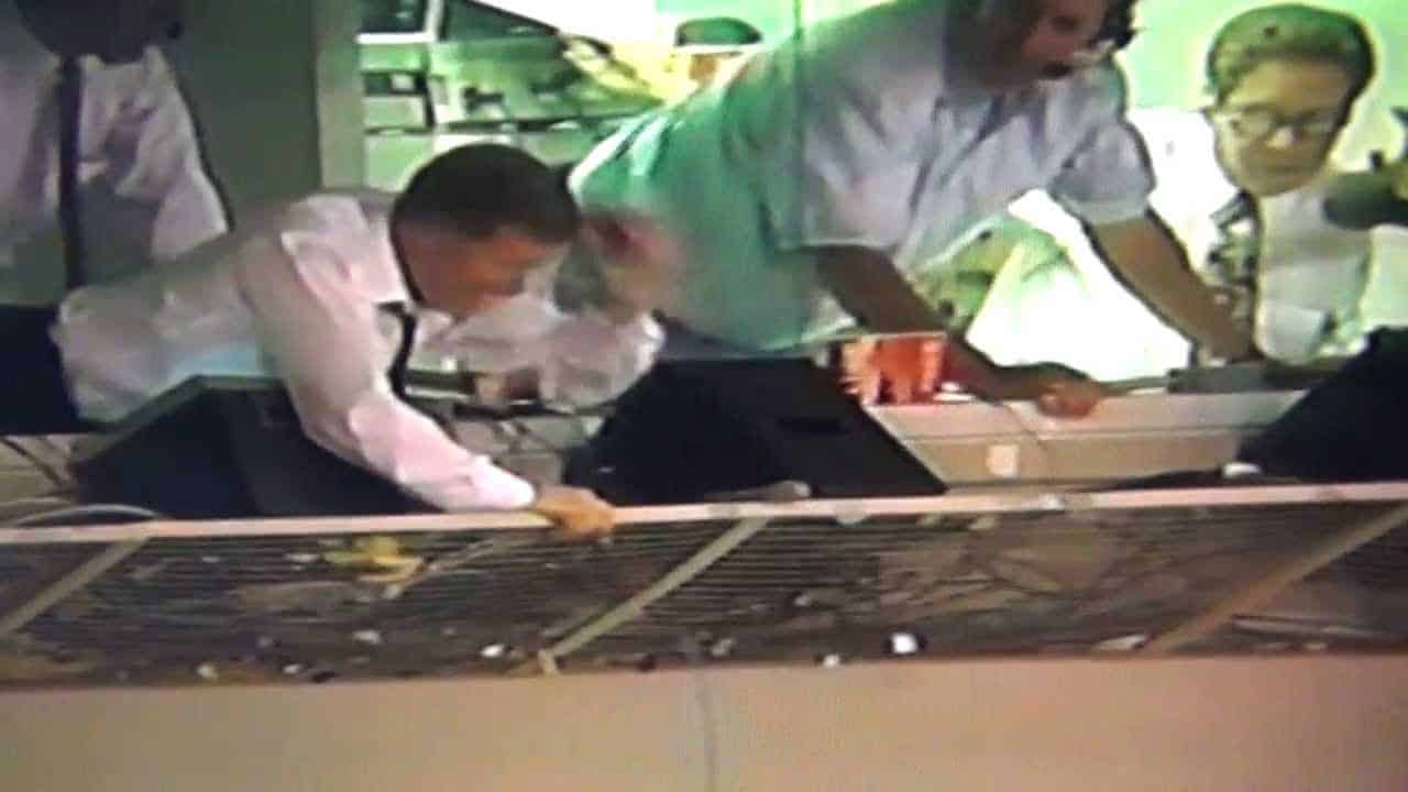 tony kubek catches peanuts from
