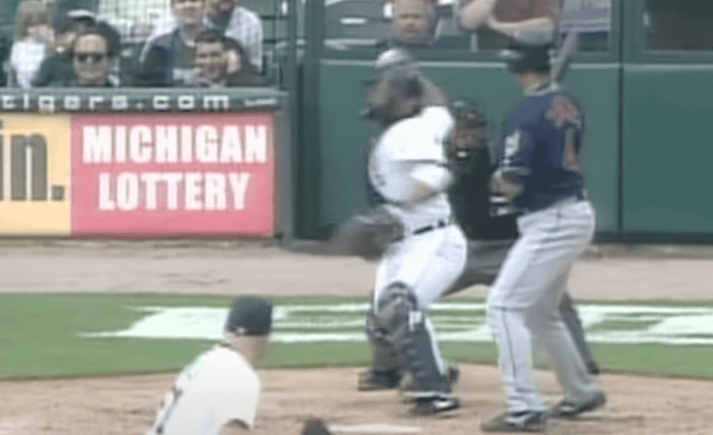 Every catcher worth watching in the 2000s 2 Image of Ivan Rodriguez showcasing his hitting prowess in baseball.