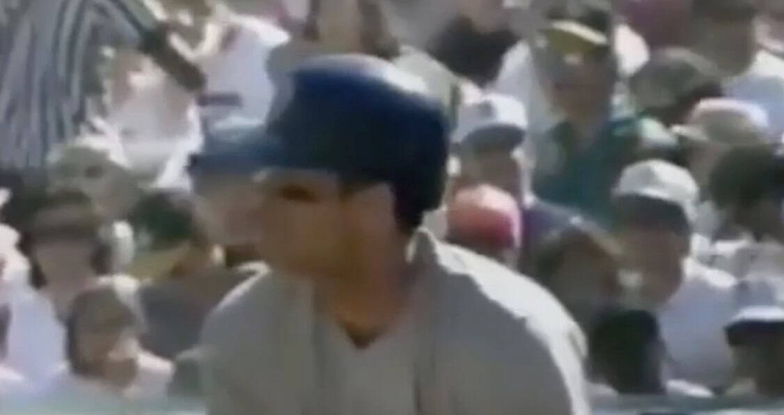 Roberto Alomar showcasing his batting stance as a top switch hitter.