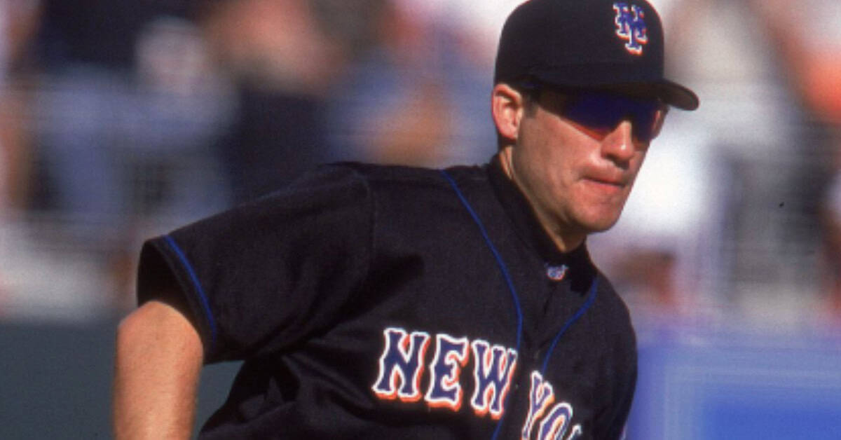 The Hot Corner in the '90s Was Something Else 5 Robin Ventura in action, showcasing his defensive skills as a top third baseman.