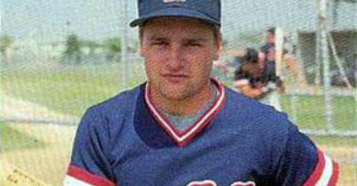 25 Minnesota Twins Worth Remembering 9 Chuck Knoblauch making a diving catch, showcasing his talent before the yips.