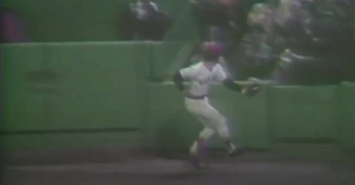 Bare-Hand grabs, Fence Robberies, Pure Instinct: 15 Outfield Catches That Defied Belief 7 Dwight Evans