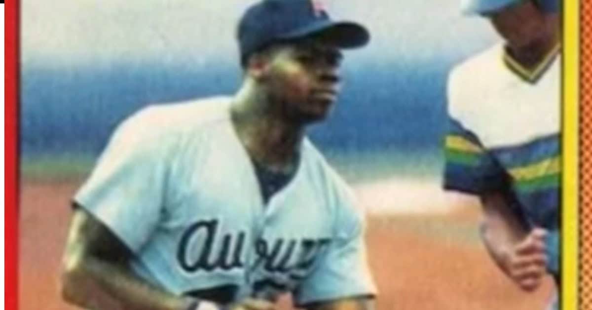 Image of the 1990 Frank Thomas baseball card missing his name, a notorious error.