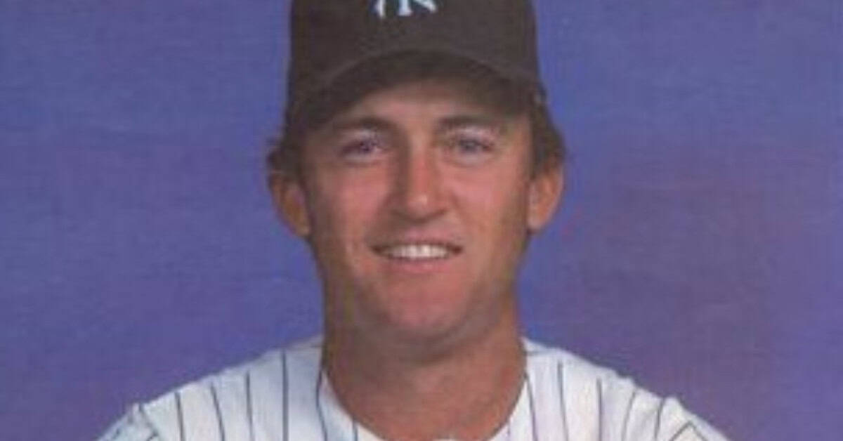 Graig Nettles making a play at third base, showcasing his defensive skills.