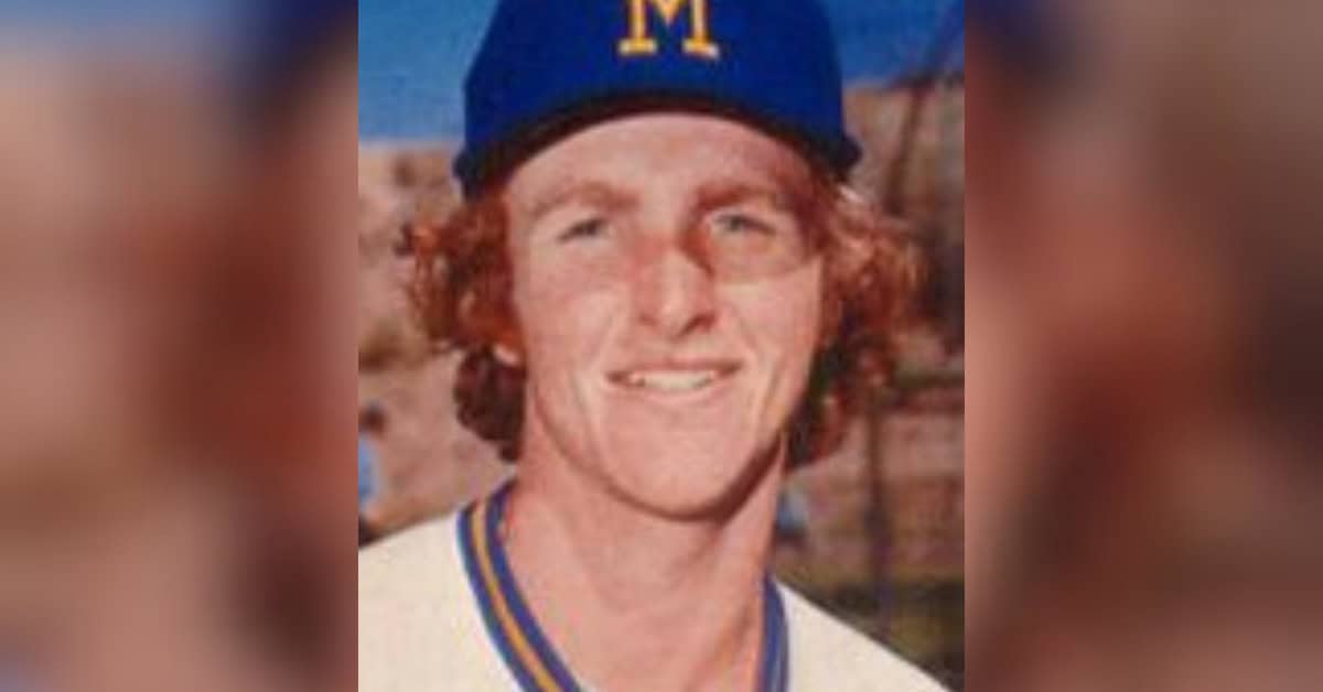 Robin Yount in action, showcasing his skills as a top '80s shortstop for the Brewers.