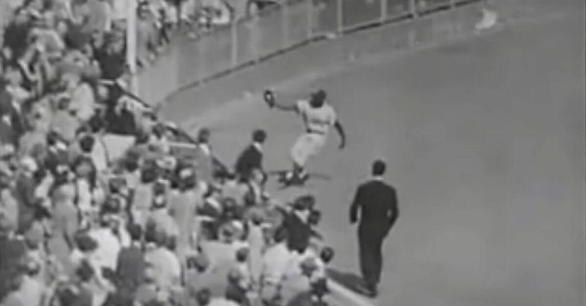 12 Plays from Baseball's Golden Age That Still Give Us Chills 13 Sandy Amoros making his legendary catch during the 1955 World Series.