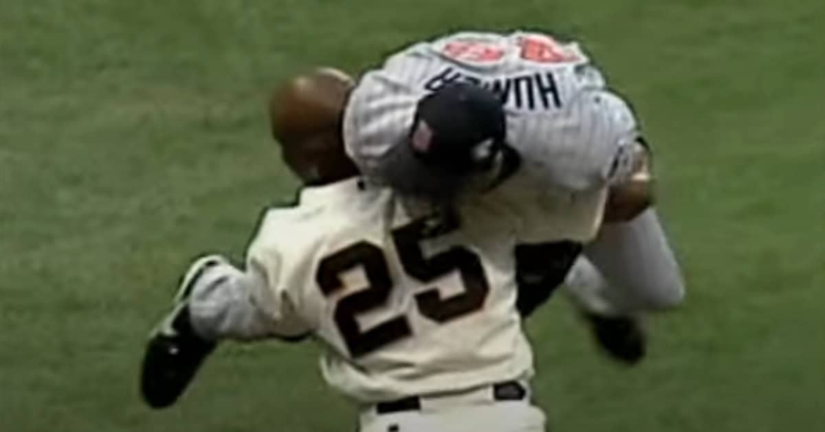 Where Defense Became Art: Baseball's Most Jaw-Dropping Glove Moments 10 Torii Hunter makes a stunning catch robbing Barry Bonds during the 2002 All-Star Game.