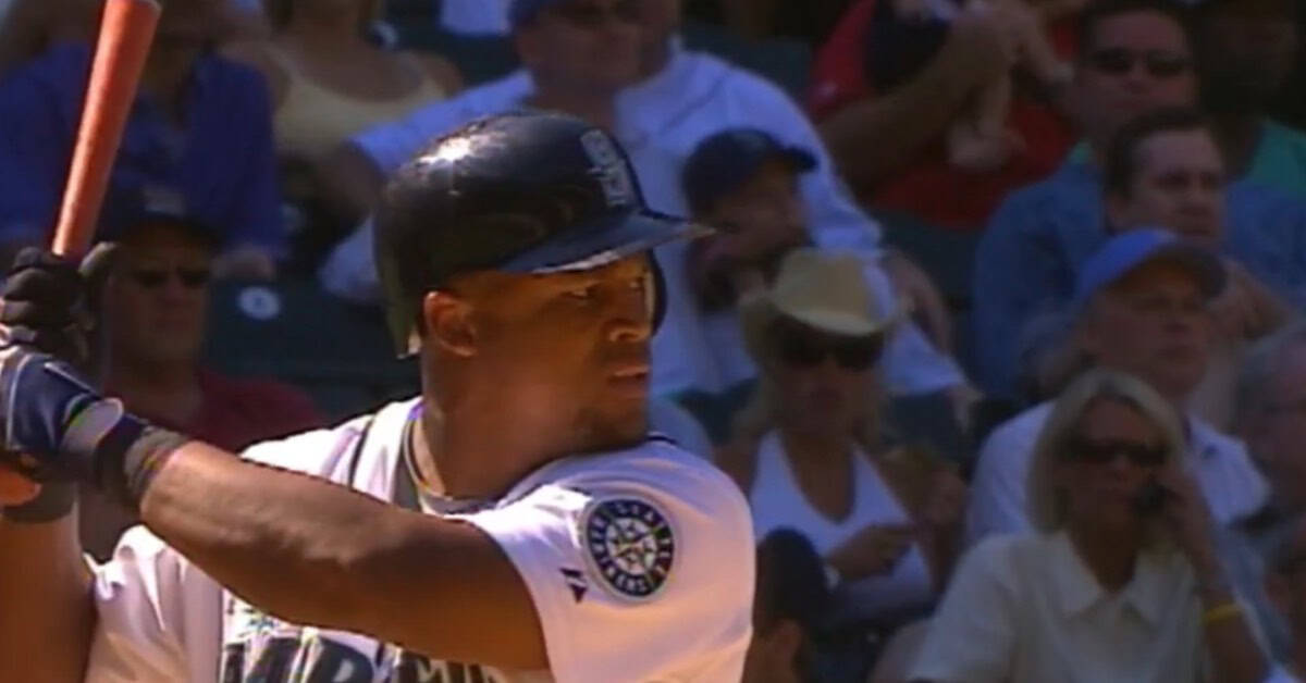 10 Times Adrian Beltre Made a Third Baseman Look Like a Superhero 4 Adrian Beltre About to Murder Ball