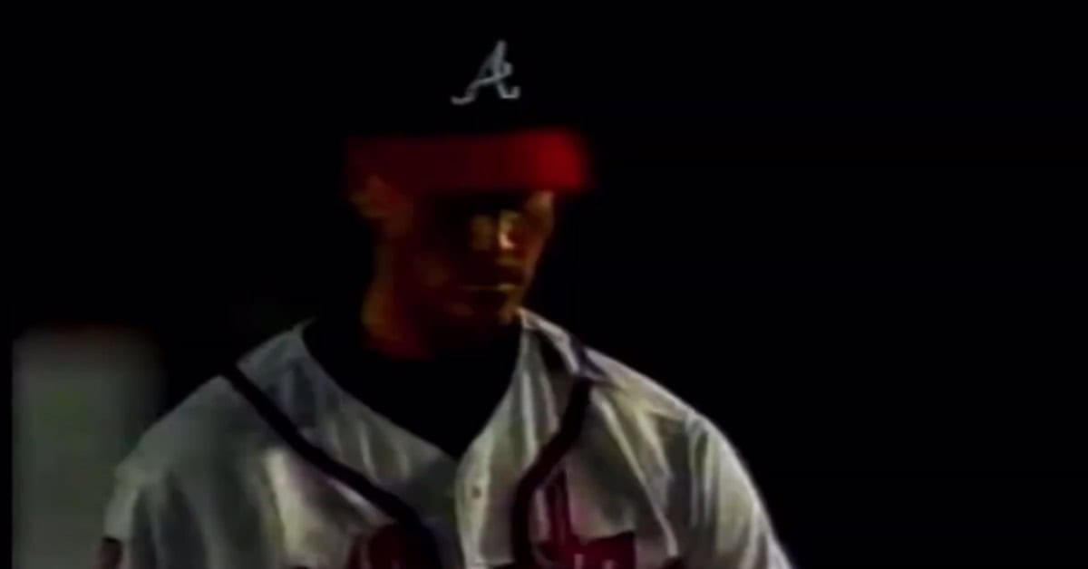 Tom Glavine Was an Absolute Menace — Here Are 20 Games That Prove It 3 Glavine Walking Off Mound