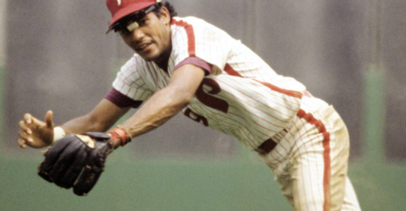 Manny Trillo fielding for the Cubs, showcasing his skills as a top 1970s second baseman.
