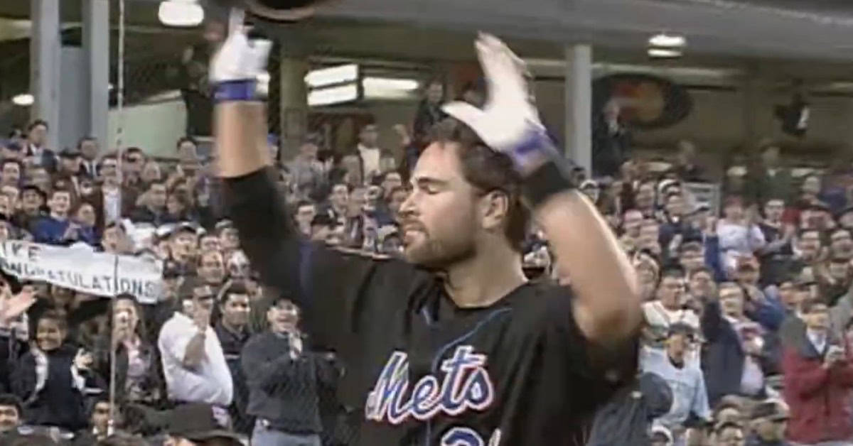Why Mike Piazza Remains Every Pitcher's Worst Nightmare 5 Piazza Crowd Acknowledgement
